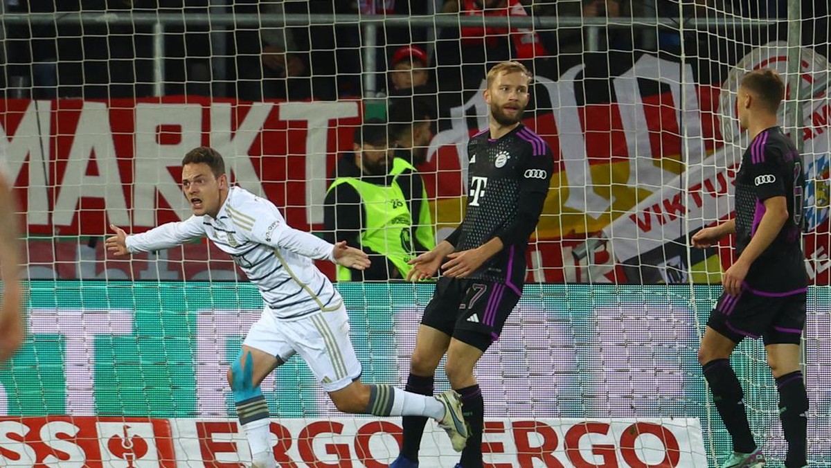 Patrick Sontheimer (kiri) merayakan golnya ke gawang Bayern Munich. Foto: REUTERS/KAI PFAFFENBACH