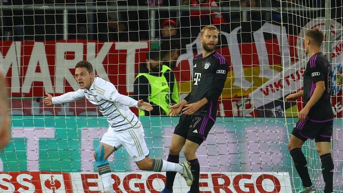 Soccer Football - DFB Cup - Second Round - 1. FC Saarbrucken v Bayern Munich - Ludwigsparkstadion, Saarbrucken, Germany - November 1, 2023 1. FC Saarbruckens Patrick Sontheimer celebrates scoring their first goal REUTERS/Kai Pfaffenbach DFB REGULATIONS PROHIBIT ANY USE OF PHOTOGRAPHS AS IMAGE SEQUENCES AND/OR QUASI-VIDEO.