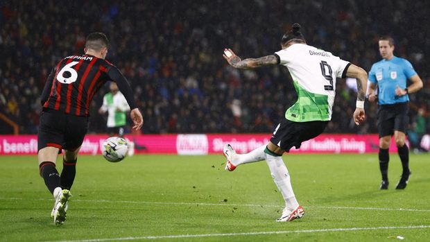 Soccer Football - Carabao Cup - Fourth Round - AFC Bournemouth v Liverpool - Vitality Stadium, Bournemouth, Britain - November 1, 2023 Liverpool's Darwin Nunez scores their second goal Action Images via Reuters/Peter Cziborra NO USE WITH UNAUTHORIZED AUDIO, VIDEO, DATA, FIXTURE LISTS, CLUB/LEAGUE LOGOS OR 'LIVE' SERVICES. ONLINE IN-MATCH USE LIMITED TO 45 IMAGES, NO VIDEO EMULATION. NO USE IN BETTING, GAMES OR SINGLE CLUB/LEAGUE/PLAYER PUBLICATIONS.