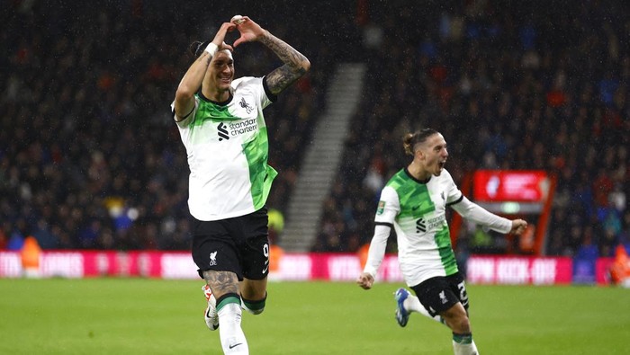 Soccer Football - Carabao Cup - Fourth Round - AFC Bournemouth v Liverpool - Vitality Stadium, Bournemouth, Britain - November 1, 2023 Liverpools Darwin Nunez celebrates scoring their second goal with Kostas Tsimikas Action Images via Reuters/Peter Cziborra NO USE WITH UNAUTHORIZED AUDIO, VIDEO, DATA, FIXTURE LISTS, CLUB/LEAGUE LOGOS OR LIVE SERVICES. ONLINE IN-MATCH USE LIMITED TO 45 IMAGES, NO VIDEO EMULATION. NO USE IN BETTING, GAMES OR SINGLE CLUB/LEAGUE/PLAYER PUBLICATIONS.
