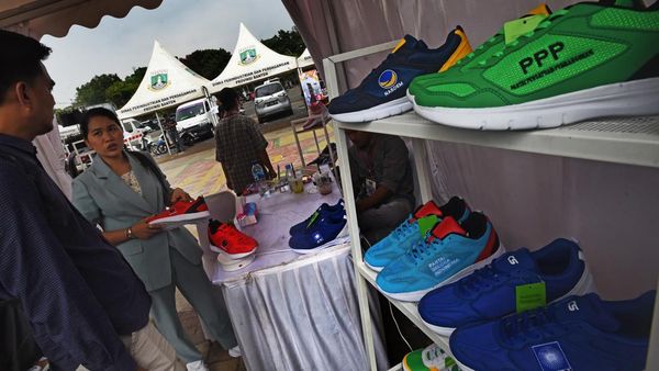 Di Bazar UMKM Ini Ada yang Jual Sepatu Berlogo Partai, Minat Beli?