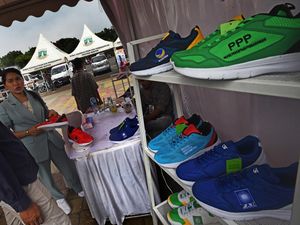 Di Bazar UMKM Ini Ada yang Jual Sepatu Berlogo Partai, Minat Beli?