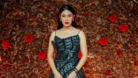Foto: Cantiknya Dian Sastrowardoyo Si Gadis Kretek Pakai Gaun Motif Batik