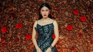 Foto: Cantiknya Dian Sastrowardoyo Si Gadis Kretek Pakai Gaun Motif Batik