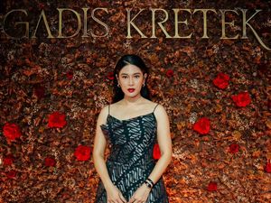 Foto: Cantiknya Dian Sastrowardoyo Si Gadis Kretek Pakai Gaun Motif Batik