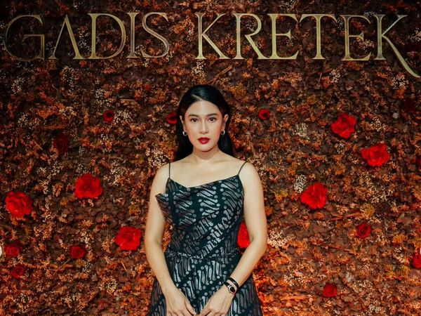 Foto: Cantiknya Dian Sastrowardoyo Si Gadis Kretek Pakai Gaun Motif Batik