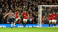 The Magpies kemudian menambah keunggulan delapan menit berselang. Tembakan voli Lewis Hall ke sudut kanan gawang MU sukses melewati tiga pemain MU di kotak penalti sebelum bersarang di gawang Onana.  REUTERS/Molly Darlington  
