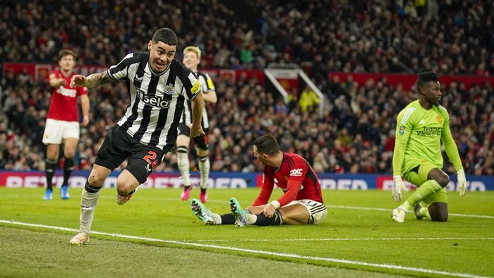 Dipermalukan Newcastle di Old Trafford, MU Tersingkir dari Carabao Cup Newcastle's Miguel Almiron, left, celebrates after scoring his side's opening goal during the EFL Cup fourth round soccer match between Manchester United and Newcastle at Old Trafford stadium in Manchester, England, Wednesday, Nov. 1, 2023. (AP Photo/Dave Thompson)