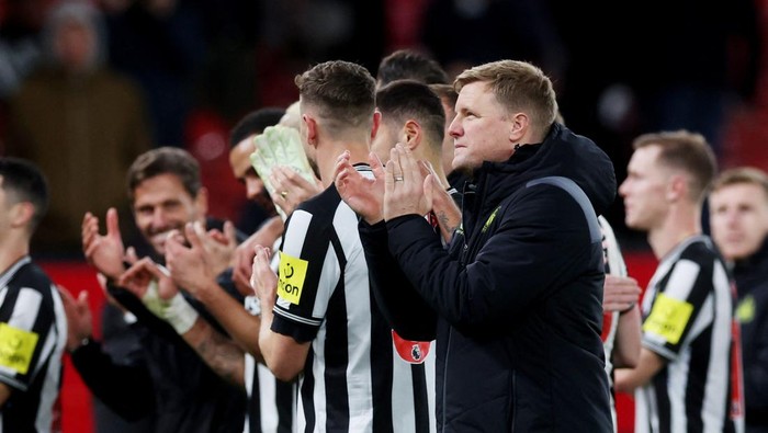 Soccer Football - Carabao Cup - Fourth Round - Manchester United v Newcastle United - Old Trafford, Manchester, Britain - November 1, 2023 Newcastle United manager Eddie Howe applauds fans after the match Action Images via Reuters/Lee Smith NO USE WITH UNAUTHORIZED AUDIO, VIDEO, DATA, FIXTURE LISTS, CLUB/LEAGUE LOGOS OR LIVE SERVICES. ONLINE IN-MATCH USE LIMITED TO 45 IMAGES, NO VIDEO EMULATION. NO USE IN BETTING, GAMES OR SINGLE CLUB/LEAGUE/PLAYER PUBLICATIONS.