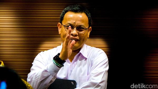 Potret Hakim Konstitusi Guntur Hamzah Siap Diperiksa MKMK