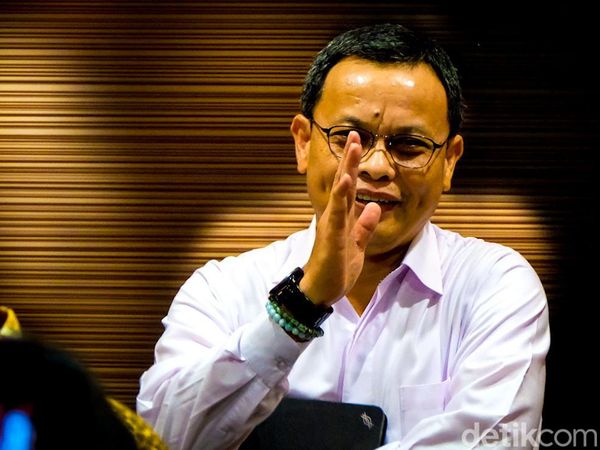 Potret Hakim Konstitusi Guntur Hamzah Siap Diperiksa MKMK