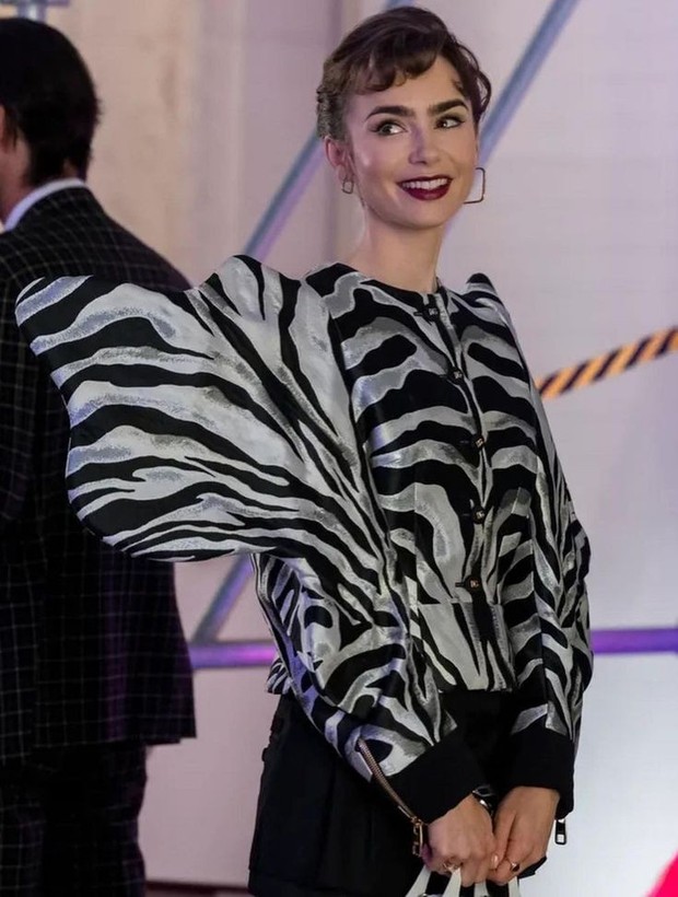 Penata Kostum 'Emily in Paris' Ulas Gaya Terbaik Lily Collins