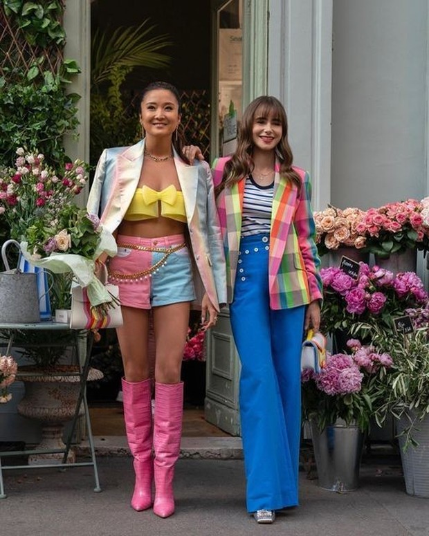 Penata Kostum 'Emily in Paris' Ulas Gaya Terbaik Lily Collins