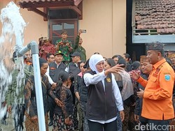 Khofifah Resmikan Pipa Imbas Bromo Terbakar, Warga Bisa Pakai Air Bersih Lagi