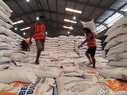 Perdana! 3.500 Ton Beras Impor Asal Kamboja Tiba di Semarang