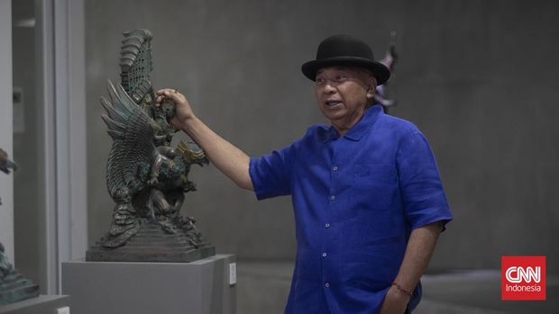 I Nyoman Nuarta adalah pematung Indonesia dan salah satu pelopor Gerakan Seni Rupa Baru.