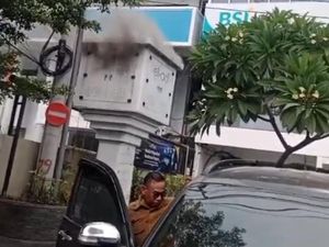 Kebakaran Trafo Listrik di Depan Kantor BSI Ratulangi, Damkar Turun ke Lokasi