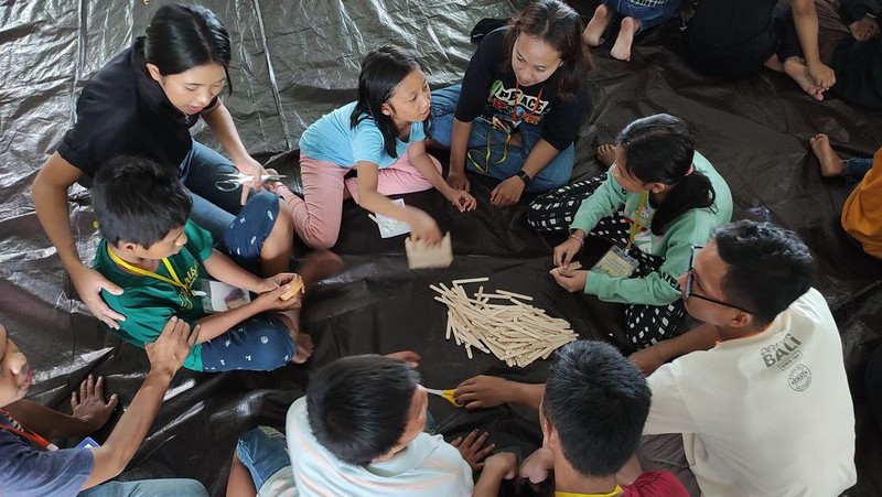 Komunitas Dinding Manado Bantu Anak-anak Belajar di Pasar, Mari Bantu
