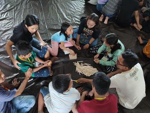 Komunitas Dinding Manado Bantu Anak-anak Belajar di Pasar, Mari Bantu