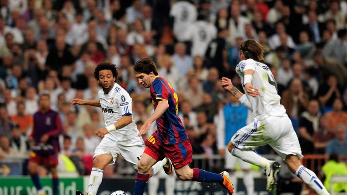 Barcelonas Argentinian forward Lionel Messi (C) vies with Real Madrids Brazilian defender Marcelo (L) and Real Madrids defender Sergio Ramos during the Champions League semi-final first leg football match between Real Madrid and Barcelona at the Santiago Bernabeu stadium in Madrid on April 27, 2011. Barcelona won 0-2. AFP PHOTO/ DANI POZO (Photo by DANI POZO / AFP)