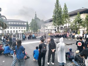 Mahasiswa Kembali Demo di Gedung Sate, Minta Bertemu Bey Machmudin Mahasiswa Kembali Demo di Gedung Sate, Minta Bertemu Bey Machmudin