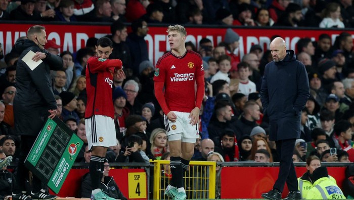 Soccer Football - Carabao Cup - Fourth Round - Manchester United v Newcastle United - Old Trafford, Manchester, Britain - November 1, 2023 Manchester Uniteds Rasmus Hojlund and Bruno Fernandes wait to be substituted on Action Images via Reuters/Lee Smith NO USE WITH UNAUTHORIZED AUDIO, VIDEO, DATA, FIXTURE LISTS, CLUB/LEAGUE LOGOS OR LIVE SERVICES. ONLINE IN-MATCH USE LIMITED TO 45 IMAGES, NO VIDEO EMULATION. NO USE IN BETTING, GAMES OR SINGLE CLUB/LEAGUE/PLAYER PUBLICATIONS.