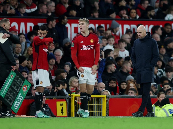 Soccer Football - Carabao Cup - Fourth Round - Manchester United v Newcastle United - Old Trafford, Manchester, Britain - November 1, 2023 Manchester Uniteds Rasmus Hojlund and Bruno Fernandes wait to be substituted on Action Images via Reuters/Lee Smith NO USE WITH UNAUTHORIZED AUDIO, VIDEO, DATA, FIXTURE LISTS, CLUB/LEAGUE LOGOS OR LIVE SERVICES. ONLINE IN-MATCH USE LIMITED TO 45 IMAGES, NO VIDEO EMULATION. NO USE IN BETTING, GAMES OR SINGLE CLUB/LEAGUE/PLAYER PUBLICATIONS.