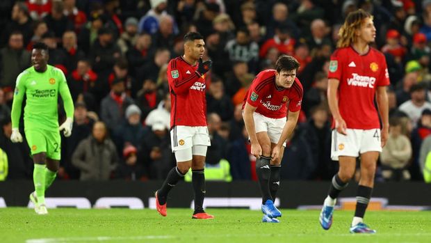 Soccer Football - Carabao Cup - Fourth Round - Manchester United v Newcastle United - Old Trafford, Manchester, Britain - November 1, 2023 Manchester United's Harry Maguire, Casemiro and teammates look dejected after conceding their second goal, scored by Newcastle United's Lewis Hall REUTERS/Molly Darlington NO USE WITH UNAUTHORIZED AUDIO, VIDEO, DATA, FIXTURE LISTS, CLUB/LEAGUE LOGOS OR 'LIVE' SERVICES. ONLINE IN-MATCH USE LIMITED TO 45 IMAGES, NO VIDEO EMULATION. NO USE IN BETTING, GAMES OR SINGLE CLUB/LEAGUE/PLAYER PUBLICATIONS.