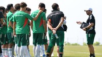 Pelatih Tim Nasional Meksiko U-17 Raul Chabrand (kanan) memimpin sesi latihan menjelang Piala Dunia U-17 2023 di Training Center Bali United, Pantai Purnama, Gianyar, Bali, Kamis (2/11/2023). 
