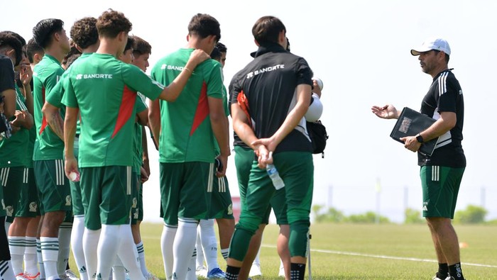 Sejumlah pesepak bola Tim Nasional Meksiko U-17 mengikuti sesi latihan menjelang Piala Dunia U-17 2023 di Training Center Bali United, Pantai Purnama, Gianyar, Bali, Kamis (2/11/2023). Timnas Meksiko U-17 akan bertanding di grup F Piala Dunia U-17 2023 bersama Jerman, Selandia Baru dan Venezuela. ANTARA FOTO/Fikri Yusuf/aww.