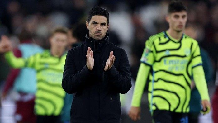 Soccer Football - Carabao Cup - Fourth Round - West Ham United v Arsenal - London Stadium, London, Britain - November 1, 2023 Arsenal manager Mikel Arteta looks dejected after the match Action Images via Reuters/Paul Childs NO USE WITH UNAUTHORIZED AUDIO, VIDEO, DATA, FIXTURE LISTS, CLUB/LEAGUE LOGOS OR LIVE SERVICES. ONLINE IN-MATCH USE LIMITED TO 45 IMAGES, NO VIDEO EMULATION. NO USE IN BETTING, GAMES OR SINGLE CLUB/LEAGUE/PLAYER PUBLICATIONS.