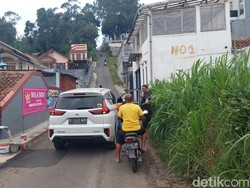 Saat Warga Jadi Penyelamat di Tanjakan Spongebob Lembang yang Curam