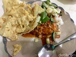 Nasi Pecel Bambu Runcing Legendaris di Surabaya: Murah, Enak, Kenyang!