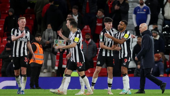 Soccer Football - Carabao Cup - Fourth Round - Manchester United v Newcastle United - Old Trafford, Manchester, Britain - November 1, 2023 Manchester United manager Erik ten Hag looks on as Newcastle Uniteds Callum Wilson and teammates celebrate after the match Action Images via Reuters/Lee Smith NO USE WITH UNAUTHORIZED AUDIO, VIDEO, DATA, FIXTURE LISTS, CLUB/LEAGUE LOGOS OR LIVE SERVICES. ONLINE IN-MATCH USE LIMITED TO 45 IMAGES, NO VIDEO EMULATION. NO USE IN BETTING, GAMES OR SINGLE CLUB/LEAGUE/PLAYER PUBLICATIONS.