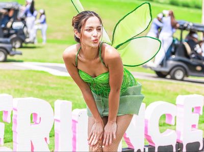 8 Gaya Seksi Nia Ramadhani Cosplay Jadi Malaikat Hingga Tinker Bell
