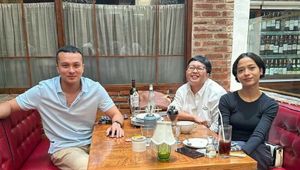 10 Momen Nicholas Saputra Hadiri Jamuan Makan hingga Suapi Penggemar