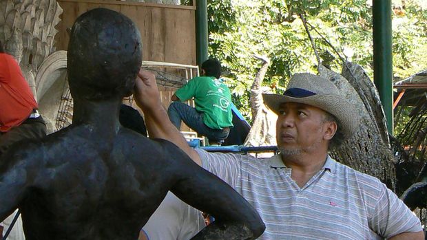 Ekslusif. I Nyoman Nuarta lahir di Tabanan, 14 November 1951. Lulusan Seni Rupa ITB tersebut kini dikenal sebagai maestro patung dan pencinpta mahakarya monumental Garuda Wisnu Kencana, dan arsitek Istana Garuda di IKN.