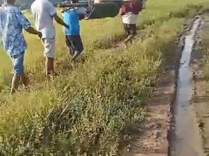 Jalan Berlumpur di Manggarai Barat, Pasien Ditandu Sejauh 3 Km