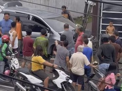 Diduga Oleng, Mobil Tabrak Tiang Listrik di Medan