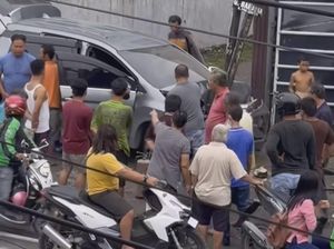 Diduga Oleng, Mobil Tabrak Tiang Listrik di Medan Diduga Oleng, Mobil Tabrak Tiang Listrik di Medan