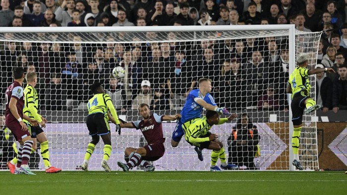 Soccer Football - Carabao Cup - Fourth Round - West Ham United v Arsenal - London Stadium, London, Britain - November 1, 2023  Arsenals Ben White scores an own goal and West Ham Uniteds first REUTERS/Tony Obrien NO USE WITH UNAUTHORIZED AUDIO, VIDEO, DATA, FIXTURE LISTS, CLUB/LEAGUE LOGOS OR LIVE SERVICES. ONLINE IN-MATCH USE LIMITED TO 45 IMAGES, NO VIDEO EMULATION. NO USE IN BETTING, GAMES OR SINGLE CLUB/LEAGUE/PLAYER PUBLICATIONS.