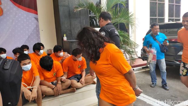 Polisi merilis kasus waria aniaya mati korban kecelakaan di Bekasi. Tersangka Ayu Lestari dihadirkan berbaju tahanan.