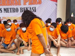 Berbaju Tahanan, Waria Bekasi Pembunuh Korban Kecelakaan Tertunduk Lesu Berbaju Tahanan, Waria Bekasi Pembunuh Korban Kecelakaan Tertunduk Lesu