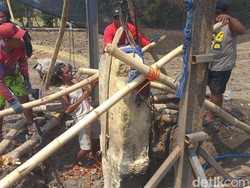 2 Prasasti Sambangan di Lamongan Berhasil Diangkat hingga Terlihat Utuh