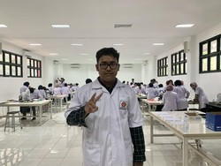 Tumbuh Tanpa Orang Tua, Rizki Berhasil Raih Beasiswa KIP di Fakultas Kedokteran