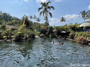 Segar... Mandi di Kolam Alami Telaga Surya Bali Segar... Mandi di Kolam Alami Telaga Surya Bali