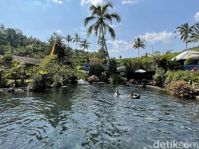 Segar... Mandi di Kolam Alami Telaga Surya Bali