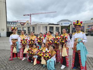 Siswa SMP Labschool Jakarta Harumkan RI di Festival Folklore Internasional Siswa SMP Labschool Jakarta Harumkan RI di Festival Folklore Internasional