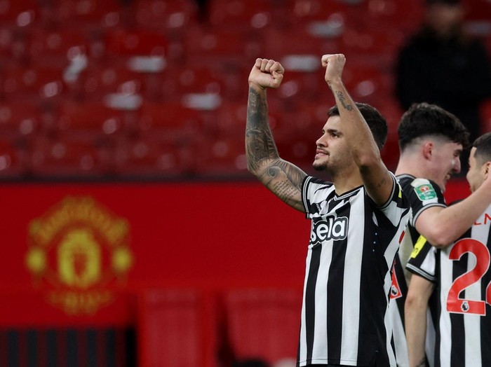 Soccer Football - Carabao Cup - Fourth Round - Manchester United v Newcastle United - Old Trafford, Manchester, Britain - November 1, 2023 Newcastle United's Bruno Guimaraes celebrates after the match Action Images via Reuters/Lee Smith NO USE WITH UNAUTHORIZED AUDIO, VIDEO, DATA, FIXTURE LISTS, CLUB/LEAGUE LOGOS OR 'LIVE' SERVICES. ONLINE IN-MATCH USE LIMITED TO 45 IMAGES, NO VIDEO EMULATION. NO USE IN BETTING, GAMES OR SINGLE CLUB/LEAGUE/PLAYER PUBLICATIONS.
