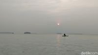 Potret Sunrise Pulau Seribu: Sedikit Buram, Banyak Syahdunya